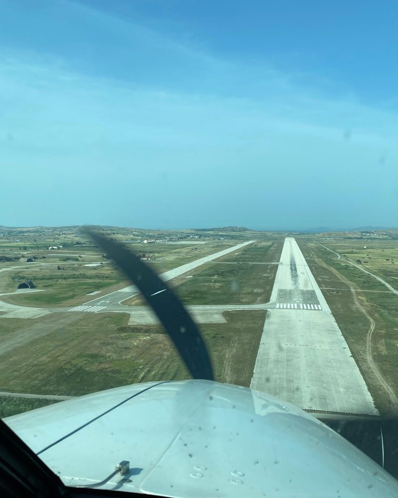 Aterizare pe pista din Lemnos, văzut din cabina avionului charter privat