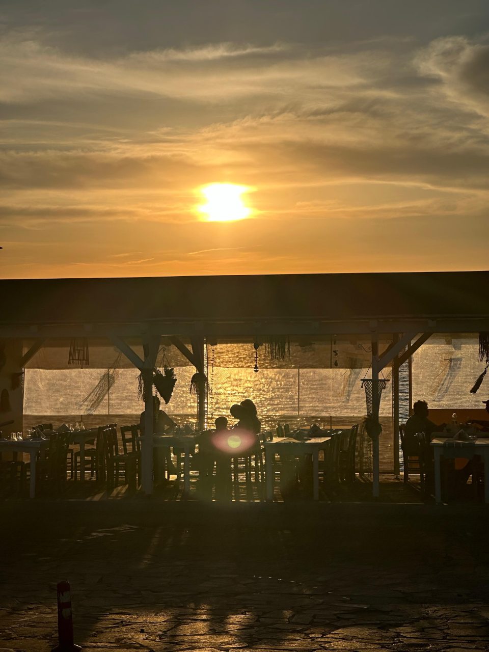 Tavernă cu vedere la apus pe insula Lemnos, Grecia